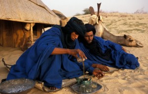 A5R1MA Tuareg na umiinom ng tsaa sa homestead sa disyerto, Timbuktu, Mali