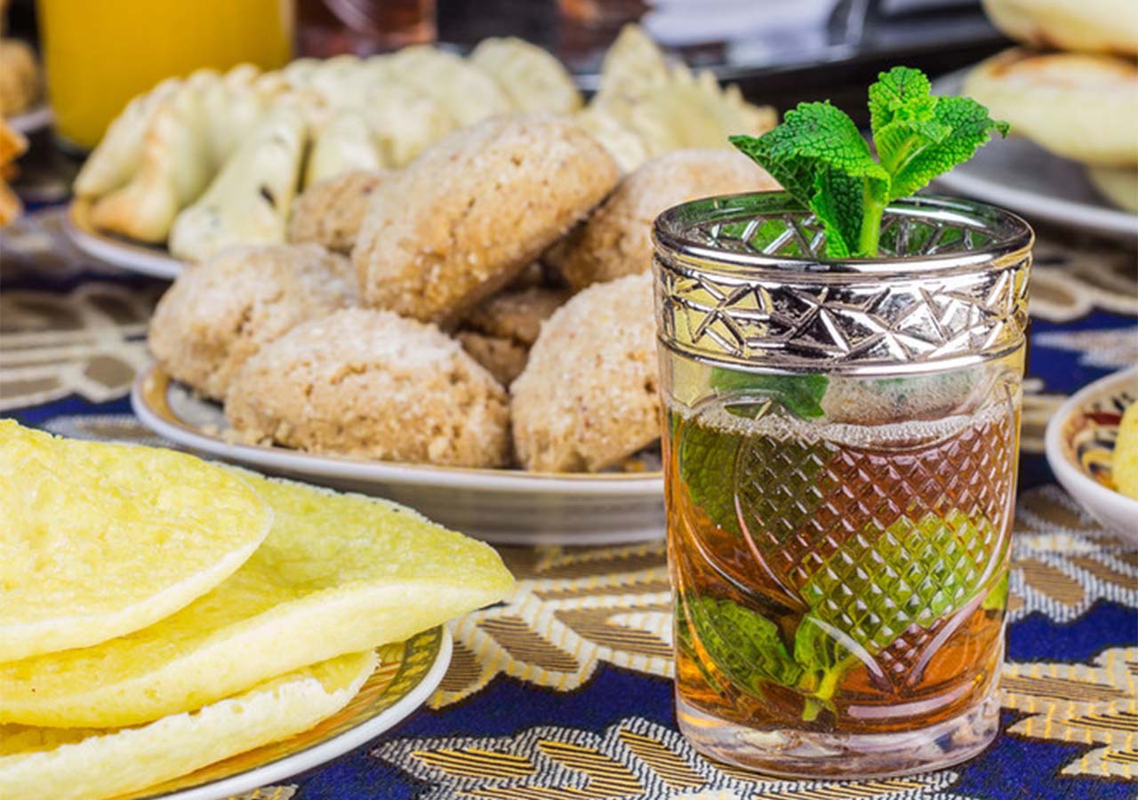 Marokkaanske tee glêzen en biskuit